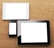 Diversos tipos de tablilla digital y de teléfono elegante en una mesa imagen de archivo Diversos tipos de tablilla digital y de teléfono elegante en una mesa imagen de archivo