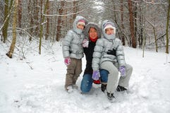 Divertimento della famiglia nella foresta di inverno Fotografie Stock Libere da Diritti Divertimento della famiglia nella foresta di inverno Fotografie Stock Libere da Diritti