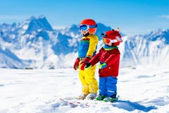 Divertimento di inverno della neve e dello sci per i bambini Sci dei bambini Immagine Stock Divertimento di inverno della neve e dello sci per i bambini Sci dei bambini Immagine Stock