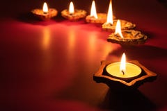 Diwali feliz - las lámparas de Clay Diya se encendieron durante Dipavali imagen de archivo libre de regalías Diwali feliz - las lámparas de Clay Diya se encendieron durante Dipavali imagen de archivo libre de regalías