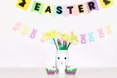 Diy dekor för påsk Pappers- girlander, vaskanin, påskliljor, äggkaniner, korg med målade ägg royaltyfri fotografi Diy dekor för påsk Pappers- girlander, vaskanin, påskliljor, äggkaniner, korg med målade ägg royaltyfri fotografi