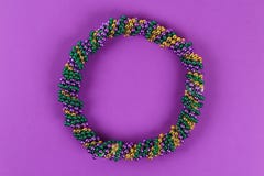 DIY-krans Mardi Gras, fet tisdag purpurfärgad bakgrund fotografering för bildbyråer DIY-krans Mardi Gras, fet tisdag purpurfärgad bakgrund fotografering för bildbyråer