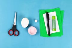 Diy królik od Easter jajek na błękitnym tle Prezentów pomysły, wystrój wielkanoc, wiosna _ obraz stock Diy królik od Easter jajek na błękitnym tle Prezentów pomysły, wystrój wielkanoc, wiosna _ obraz stock
