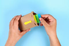 Diy ojc?w dnia prezenta torby pakunku koszula z krawatem wykonuje r?cznie papier na b??kitnym tle obrazy stock Diy ojc?w dnia prezenta torby pakunku koszula z krawatem wykonuje r?cznie papier na b??kitnym tle obrazy stock