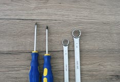 DIY - Skruvmejslar och skiftnycklar på tabellen royaltyfri fotografi DIY - Skruvmejslar och skiftnycklar på tabellen royaltyfri fotografi