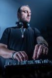 DJ bawić się domu i techno muzykę w noc klubie Mieszający muzykę i kontrolujący fotografia royalty free DJ bawić się domu i techno muzykę w noc klubie Mieszający muzykę i kontrolujący fotografia royalty free
