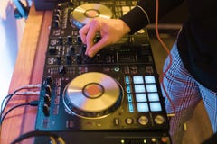 DJ sztuki i mieszanki muzyka na cyfrowym melanżeru kontrolerze Zakończenia DJ występu kontroler, cyfrowy Midi turntable system zdjęcia stock DJ sztuki i mieszanki muzyka na cyfrowym melanżeru kontrolerze Zakończenia DJ występu kontroler, cyfrowy Midi turntable system zdjęcia stock