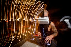 DJ in virtuele werkelijkheidsglazen yurns de verslagen in nachtclub stock foto's DJ in virtuele werkelijkheidsglazen yurns de verslagen in nachtclub stock foto's