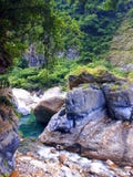 Djupt inom Taroko parkera Taiwan med floden royaltyfri fotografi Djupt inom Taroko parkera Taiwan med floden royaltyfri fotografi