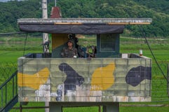 DMZ/ΝΌΤΙΑ ΚΟΡΈΑ - 21 ΙΟΥΝΊΟΥ 2013: Οπλισμένοι φύλακες στο καθήκον στην επιφυλακή στο DMZ στη νοτιοκορεατική πλευρά της σύγκρουσης στοκ εικόνες DMZ/ΝΌΤΙΑ ΚΟΡΈΑ - 21 ΙΟΥΝΊΟΥ 2013: Οπλισμένοι φύλακες στο καθήκον στην επιφυλακή στο DMZ στη νοτιοκορεατική πλευρά της σύγκρουσης στοκ εικόνες