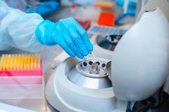 DNA-test in het laboratorium een laboratoriumtechnicus met een automaat in zijn handen leidt DNA-analyse in een steriel laborator stock foto DNA-test in het laboratorium een laboratoriumtechnicus met een automaat in zijn handen leidt DNA-analyse in een steriel laborator stock foto
