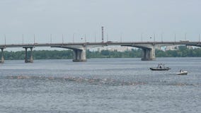 DNIPRO, УКРАИНА 9-ое июня 2019: Фестиваль триатлона Dnipro, плавая конкуренция, 9-ое июня 2019 в Dnipro, Украине акции видеоматериалы DNIPRO, УКРАИНА 9-ое июня 2019: Фестиваль триатлона Dnipro, плавая конкуренция, 9-ое июня 2019 в Dnipro, Украине акции видеоматериалы