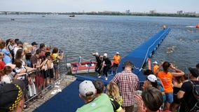 DNIPRO, УКРАИНА 9-ое июня 2019: Фестиваль триатлона Dnipro, финиш плавая конкуренции, 9-ое июня 2019 в Dnipro, Украине акции видеоматериалы DNIPRO, УКРАИНА 9-ое июня 2019: Фестиваль триатлона Dnipro, финиш плавая конкуренции, 9-ое июня 2019 в Dnipro, Украине акции видеоматериалы