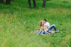 Dobiera się w lasowym terenie cuddling szkocką kratę uroczą zdjęcie royalty free Dobiera się w lasowym terenie cuddling szkocką kratę uroczą zdjęcie royalty free