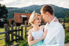 Dobiera się w miłości chodzi w górach, mieć zabawę obraz stock Dobiera się w miłości chodzi w górach, mieć zabawę obraz stock