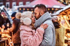 Dobiera się w miłości cuddling wpólnie i całuje przy zima jarmarkiem przy Bożenarodzeniowym czasem, zdjęcia royalty free Dobiera się w miłości cuddling wpólnie i całuje przy zima jarmarkiem przy Bożenarodzeniowym czasem, zdjęcia royalty free