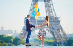 Dobiera się w Paryż z wiązką balony patrzeje wieżę eifla fotografia royalty free Dobiera się w Paryż z wiązką balony patrzeje wieżę eifla fotografia royalty free