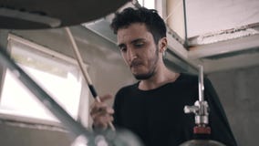 Dobosz masterfully i łatwo wykonuje jego część Wielki b?bnienie dobry strza? z bliska Dobry ?wiat?o zdjęcie wideo Dobosz masterfully i łatwo wykonuje jego część Wielki b?bnienie dobry strza? z bliska Dobry ?wiat?o zdjęcie wideo