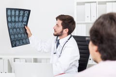 Doc. die x ray beeld bekijken royalty-vrije stock afbeelding Doc. die x ray beeld bekijken royalty-vrije stock afbeelding