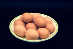 Docena huevos en un plato foto de archivo libre de regalías Docena huevos en un plato foto de archivo libre de regalías