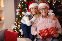 Dochter en bejaarde vader in rolstoel het vieren Kerstmis stock foto Dochter en bejaarde vader in rolstoel het vieren Kerstmis stock foto