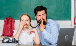 Dochterstudie met vader formeel onderwijs digitaal tijdperk met moderne technologie Studie online klein kind met gebaard stock foto's Dochterstudie met vader formeel onderwijs digitaal tijdperk met moderne technologie Studie online klein kind met gebaard stock foto's