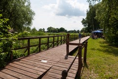 Dock mit Wiese und blauem Himmel stockfoto Dock mit Wiese und blauem Himmel stockfoto