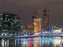 Dockland en la noche con el puente peatonal de los navegantes imágenes de archivo libres de regalías Dockland en la noche con el puente peatonal de los navegantes imágenes de archivo libres de regalías