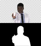 Docteur afro-américain présent la pulvérisation nasale, Alpha Channel photo libre de droits Docteur afro-américain présent la pulvérisation nasale, Alpha Channel photo libre de droits