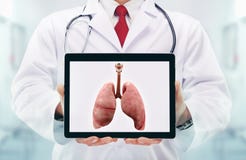 Docteur avec le stéthoscope dans un hôpital poumons sur le comprimé photos stock Docteur avec le stéthoscope dans un hôpital poumons sur le comprimé photos stock