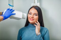 Docteur de dentiste faisant la fille patiente de dents dentaires de traitement dans le bureau dentaire photos libres de droits Docteur de dentiste faisant la fille patiente de dents dentaires de traitement dans le bureau dentaire photos libres de droits