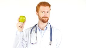 Docteur de sourire montrant la pomme verte à l'appareil-photo images libres de droits Docteur de sourire montrant la pomme verte à l'appareil-photo images libres de droits