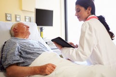 Docteur With Digital Tablet parlant au patient dans l'hôpital photos libres de droits Docteur With Digital Tablet parlant au patient dans l'hôpital photos libres de droits
