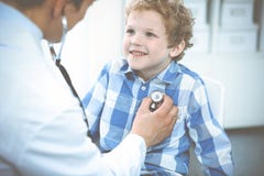 Docteur et enfant patient M?decin examinant peu de gar?on Visite m?dicale r?guli?re dans la clinique M?decine et soins de sant? images stock Docteur et enfant patient M?decin examinant peu de gar?on Visite m?dicale r?guli?re dans la clinique M?decine et soins de sant? images stock
