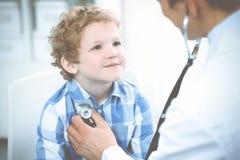 Docteur et enfant patient M?decin examinant peu de gar?on Visite m?dicale r?guli?re dans la clinique M?decine et soins de sant? photographie stock libre de droits Docteur et enfant patient M?decin examinant peu de gar?on Visite m?dicale r?guli?re dans la clinique M?decine et soins de sant? photographie stock libre de droits