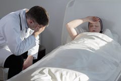 Docteur et jeune cancéreux image libre de droits Docteur et jeune cancéreux image libre de droits