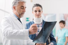 Docteur examinant d'un jeune le rayon X patient féminin photographie stock Docteur examinant d'un jeune le rayon X patient féminin photographie stock