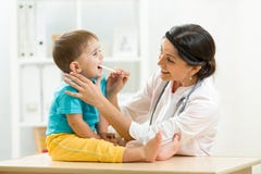 Docteur examinant le petit garçon photographie stock Docteur examinant le petit garçon photographie stock