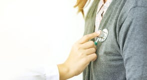 Docteur examinant une femme dans un hôpital Docteur de stéthoscope clos image stock Docteur examinant une femme dans un hôpital Docteur de stéthoscope clos image stock