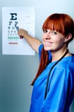 Docteur féminin d'oculiste photographie stock libre de droits Docteur féminin d'oculiste photographie stock libre de droits