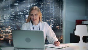 Docteur féminin faisant l'appel visuel en ligne avec le patient sur l'ordinateur et donnant des recommandations banque de vidéos Docteur féminin faisant l'appel visuel en ligne avec le patient sur l'ordinateur et donnant des recommandations banque de vidéos