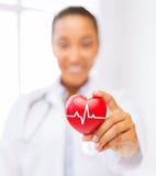 Docteur féminin tenant le coeur rouge avec la ligne d'ecg Images libres de droits Docteur féminin tenant le coeur rouge avec la ligne d'ecg Images libres de droits