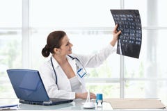 Docteur féminin travaillant au bureau photos stock Docteur féminin travaillant au bureau photos stock