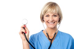 Docteur féminin âgé par milieu avec un stéthoscope image libre de droits Docteur féminin âgé par milieu avec un stéthoscope image libre de droits