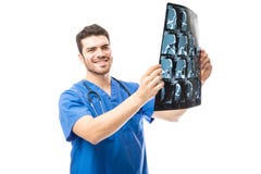 Docteur heureux regardant des rayons X photographie stock libre de droits Docteur heureux regardant des rayons X photographie stock libre de droits