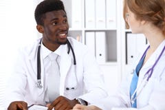 Docteur masculin d'afro-américain heureux avec le personnel médical à l'hôpital stéthoscope réglé d'argent de médecine de mensong photos stock Docteur masculin d'afro-américain heureux avec le personnel médical à l'hôpital stéthoscope réglé d'argent de médecine de mensong photos stock