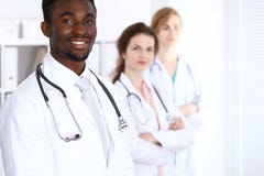 Docteur masculin d'afro-américain heureux avec le personnel médical à l'hôpital stéthoscope réglé d'argent de médecine de mensong image libre de droits Docteur masculin d'afro-américain heureux avec le personnel médical à l'hôpital stéthoscope réglé d'argent de médecine de mensong image libre de droits