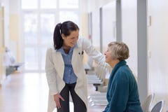 Docteur parlant au patient supérieur photo stock Docteur parlant au patient supérieur photo stock