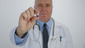 Docteur s?r Recommending Vitamins Cure montrant ? disposition une capsule m?dicale photographie stock libre de droits Docteur s?r Recommending Vitamins Cure montrant ? disposition une capsule m?dicale photographie stock libre de droits