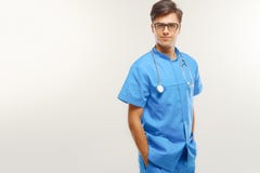 Docteur With Stethoscope Around son cou contre Grey Background images libres de droits Docteur With Stethoscope Around son cou contre Grey Background images libres de droits